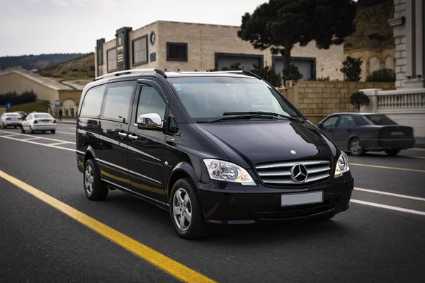 photo de la mercedes vito de taxiallovtc.com sur la route